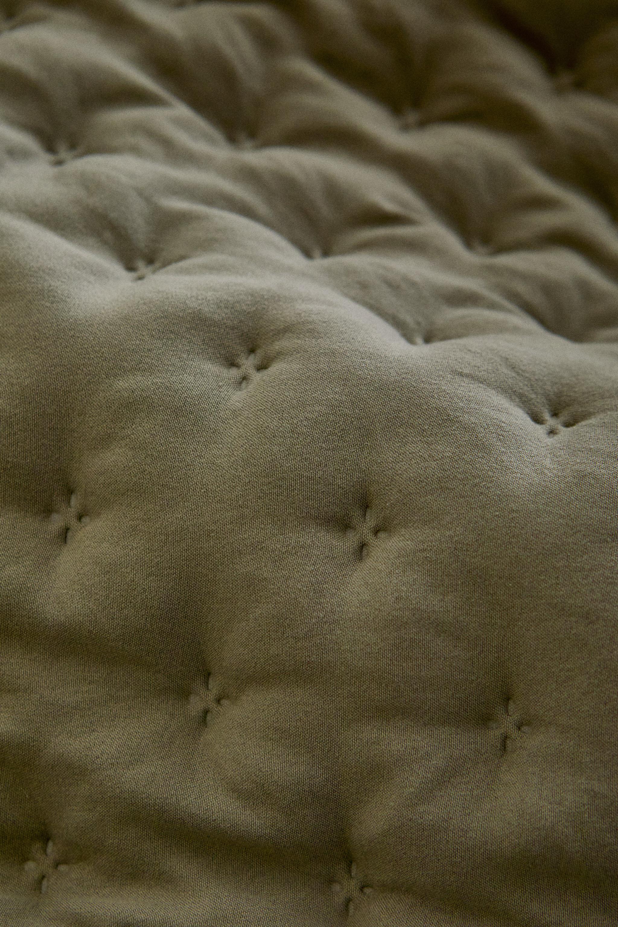 QUILTED QUILT WITH DOTS